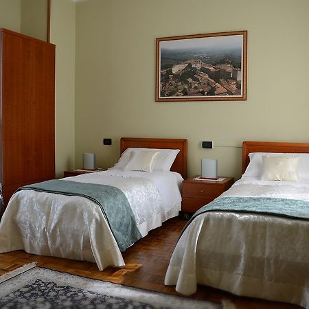 Hotel La Fenice Кьяри Экстерьер фото