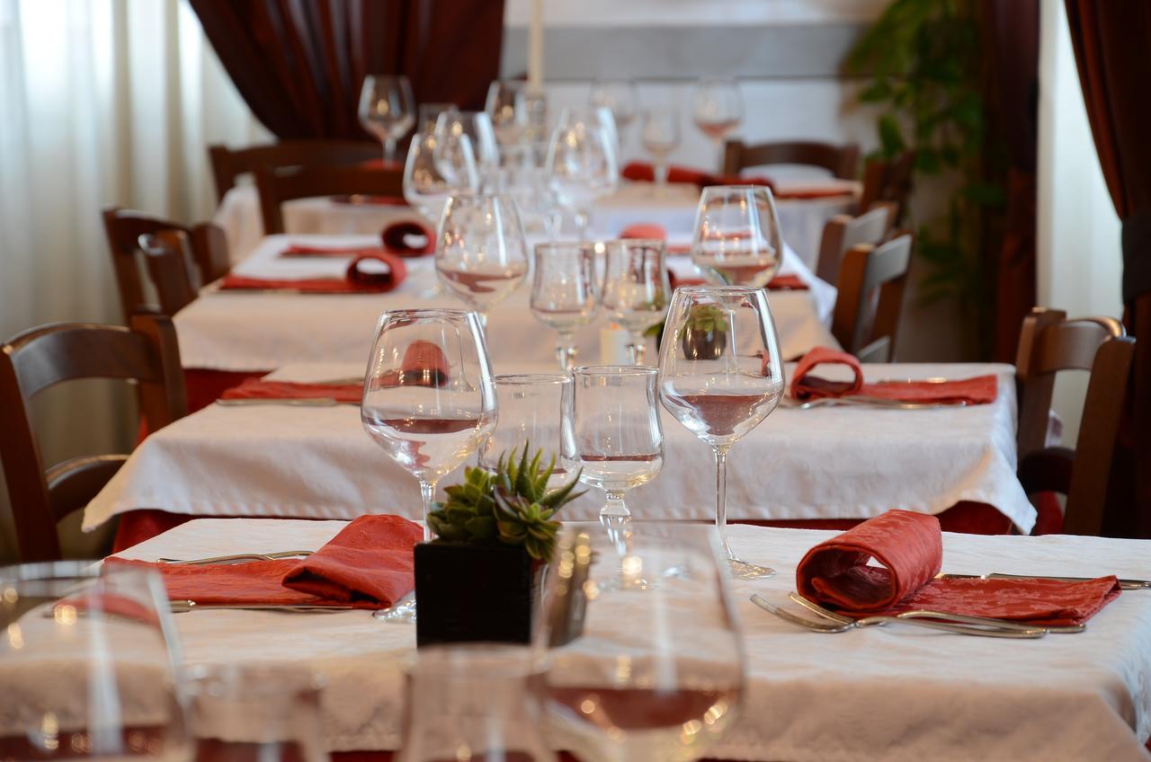 Hotel La Fenice Кьяри Экстерьер фото