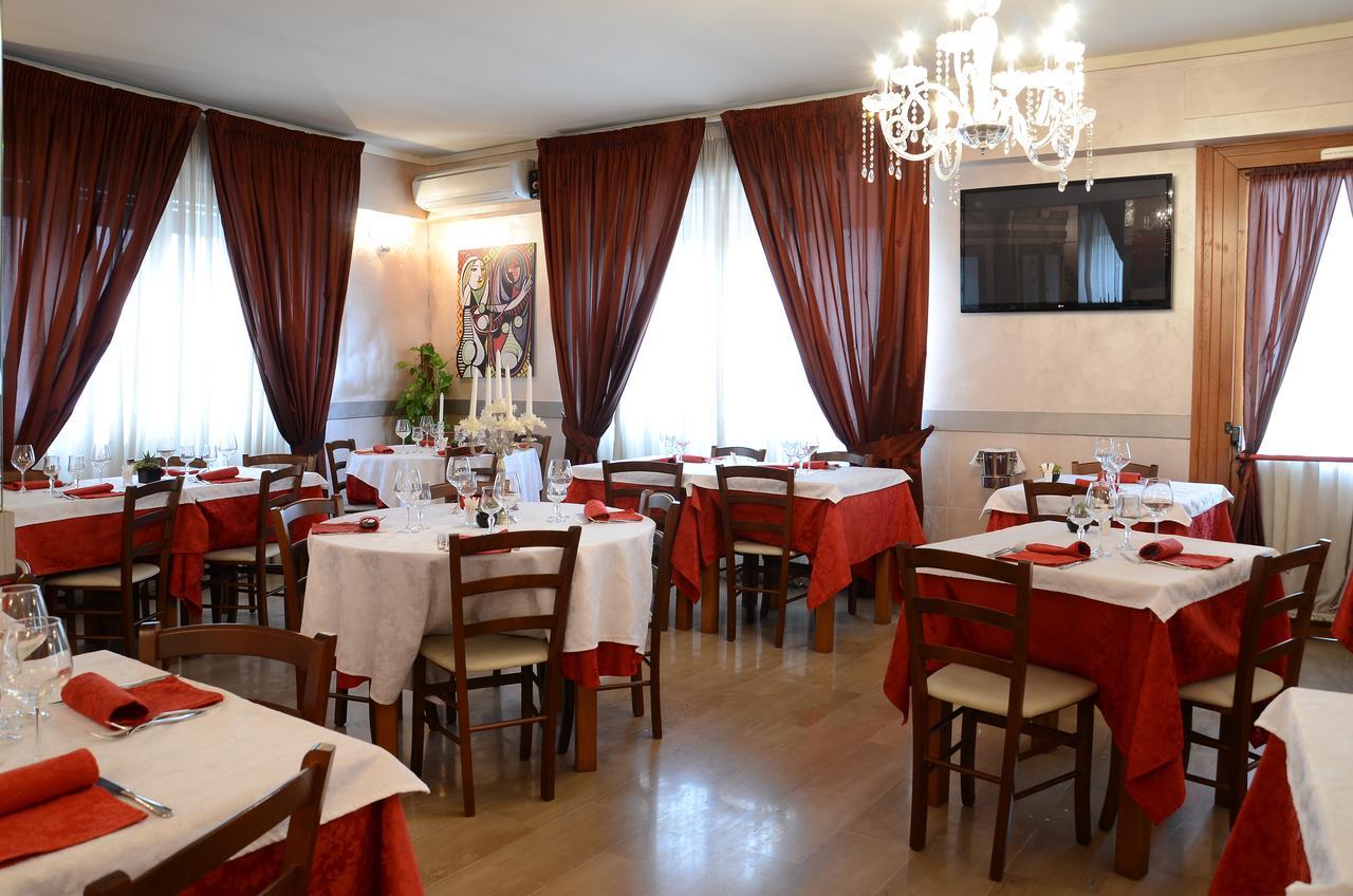 Hotel La Fenice Кьяри Экстерьер фото