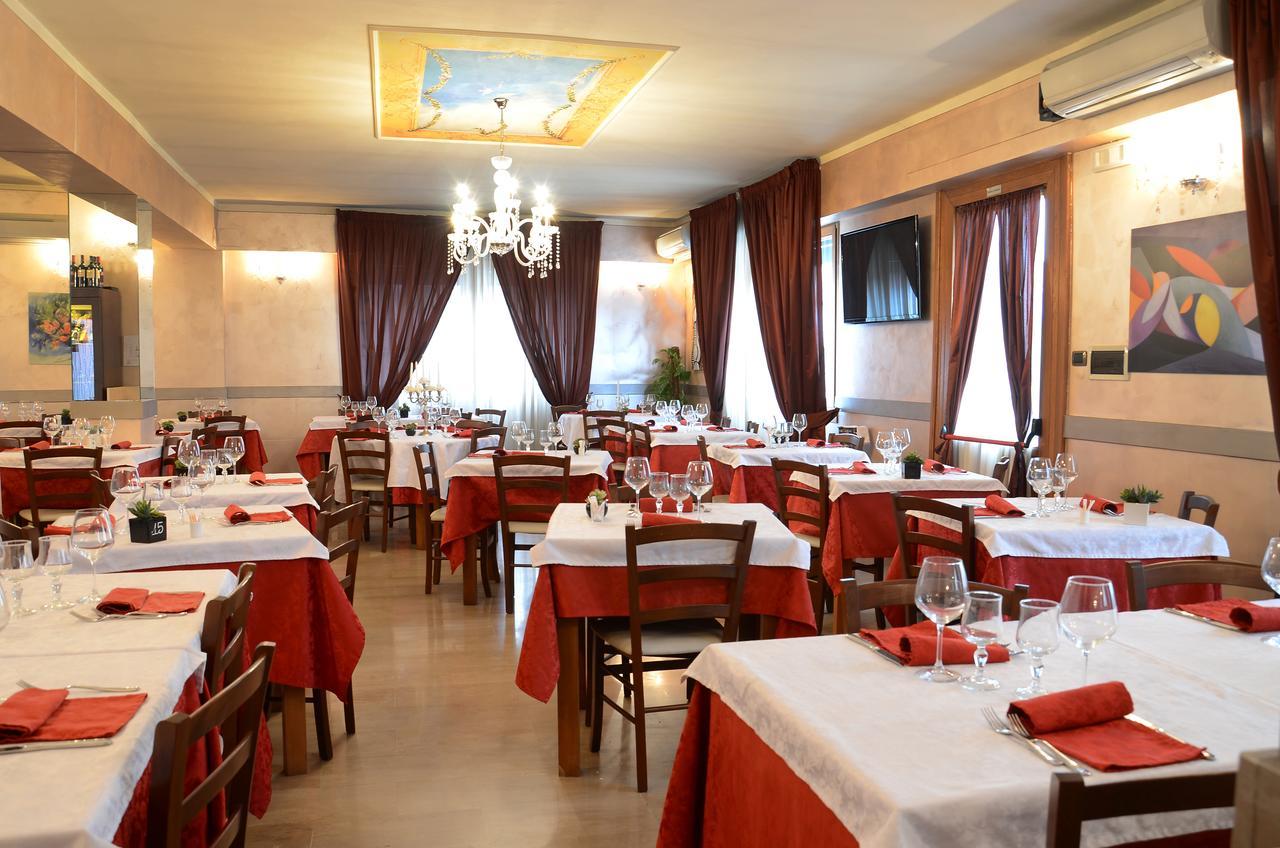 Hotel La Fenice Кьяри Экстерьер фото